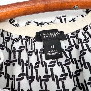 Ann Taylor Factory Black and White Geometric Pattern Top XS